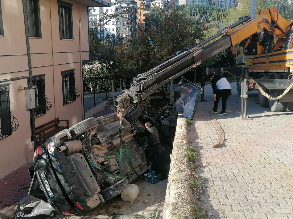 Otomobil apartman boşluğuna düştü: 3 yaralı!