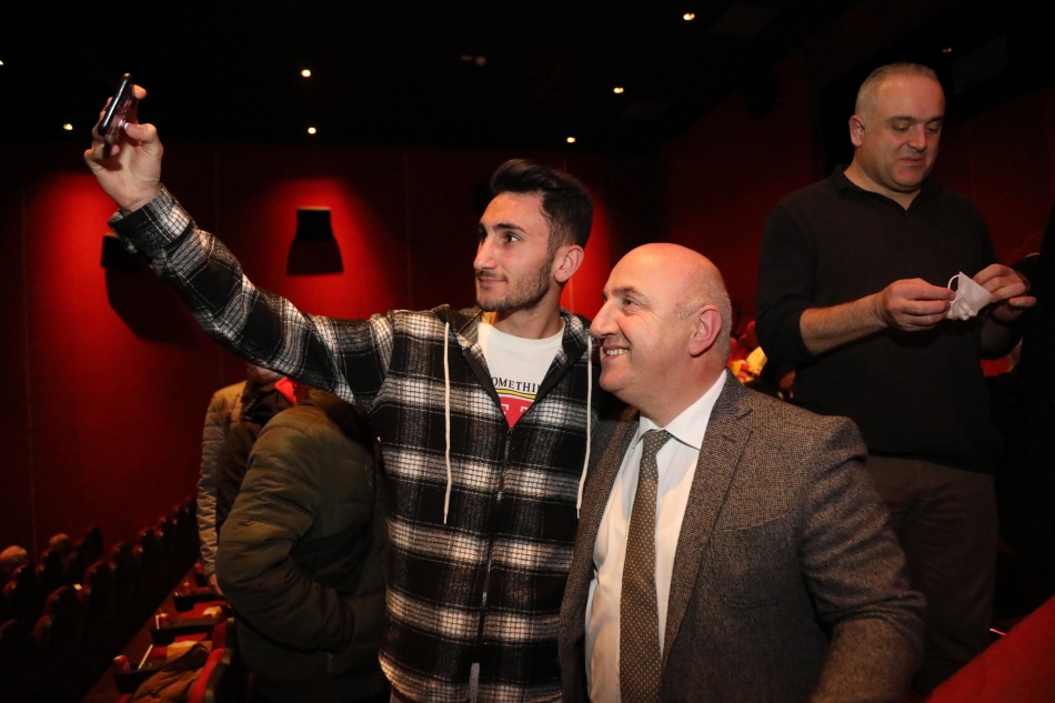2022/01/1642490525_baskan_biyik_genclerle_lIyi_ki_varsin_erenr_filmini_izledi_-3.jpg