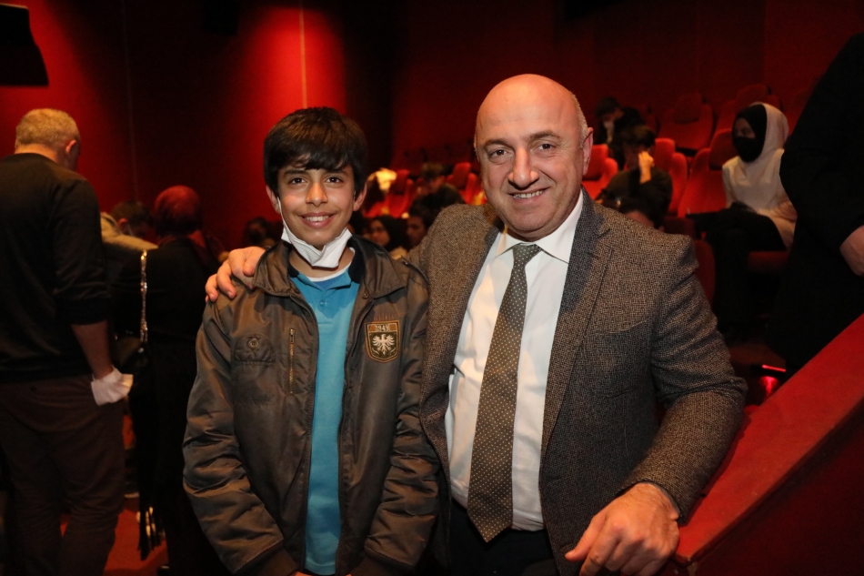 2022/01/1642490544_baskan_biyik_genclerle_lIyi_ki_varsin_erenr_filmini_izledi_-4.jpg