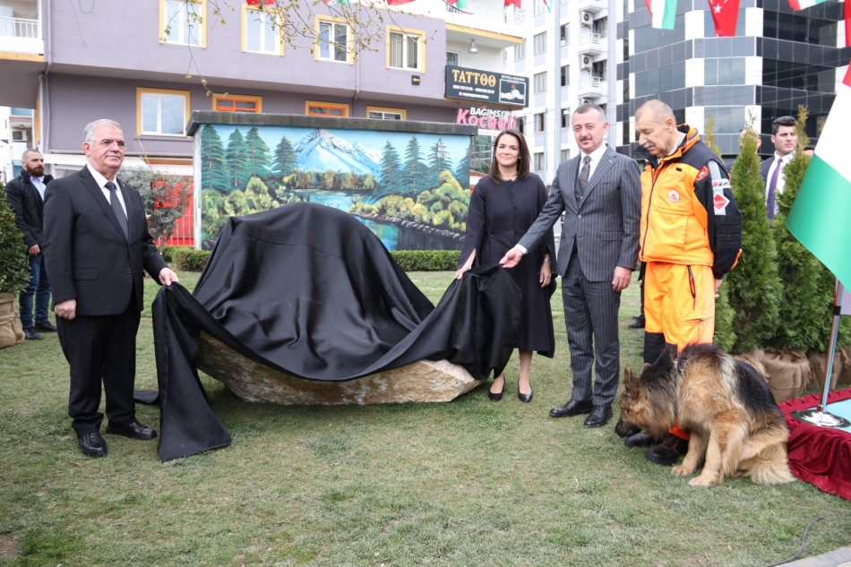 2023/03/1680266022_cumhurbaşkani_novak_ve_başkan_büyükakin_kahraman_köpek_mancs-in_anitini_açti_-8.jpg
