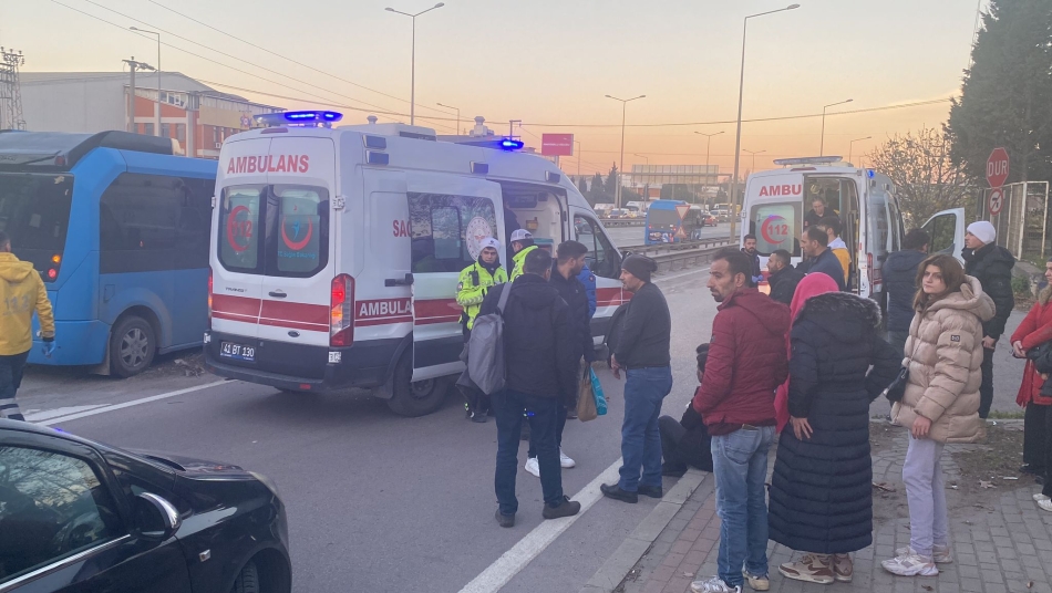 Gebze'de bariyerlere çarpan minibüsteki 15 yolcu yaralandı