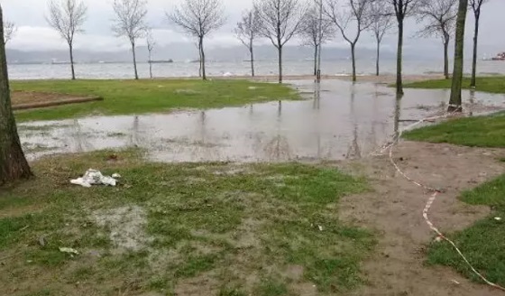 İzmit'te sağanak ve fırtına; deniz taştı, yollar ve otopark su altında kaldı