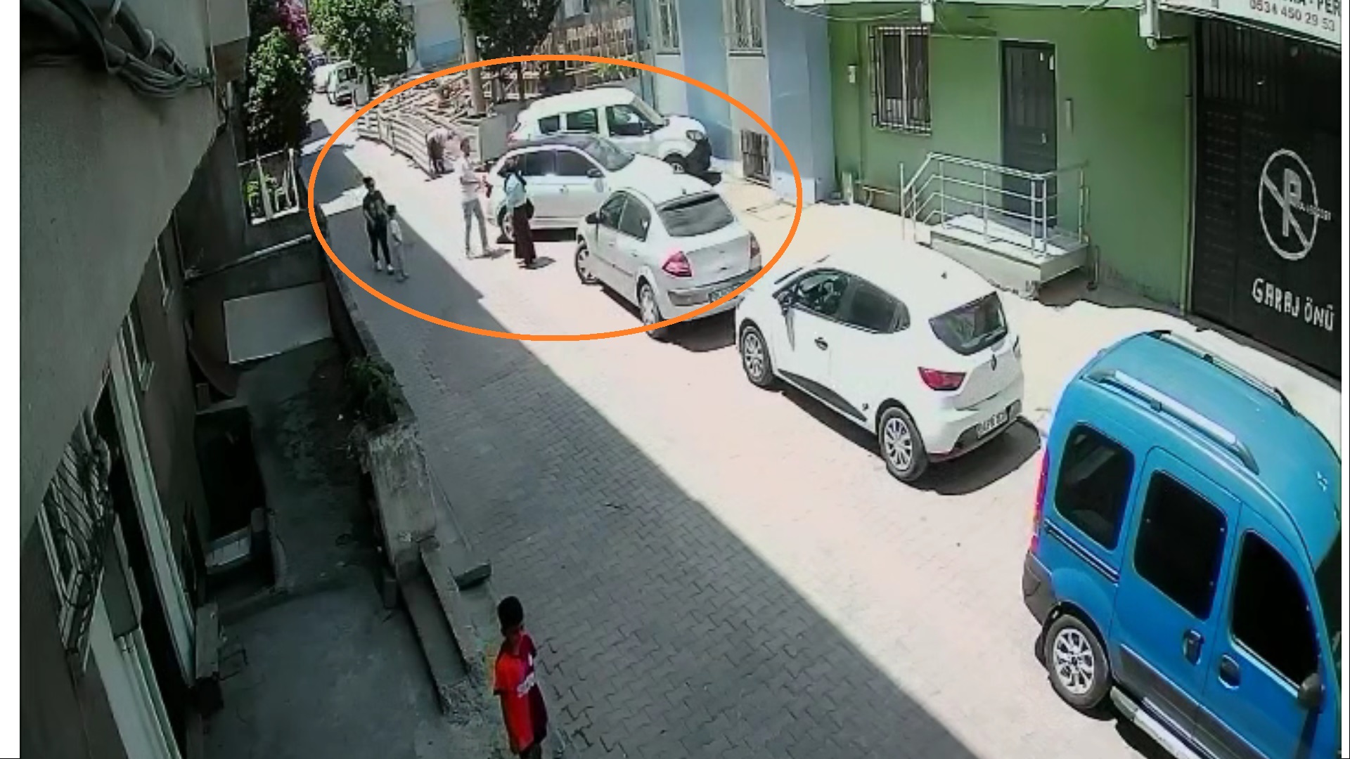 Aracıyla manevra yapamayan kadının yardım istediği şahıs, duvara çarptı-3