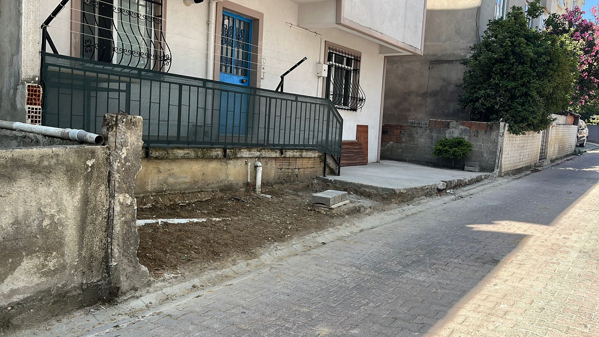Aracıyla manevra yapamayan kadının yardım istediği şahıs, duvara çarptı-4