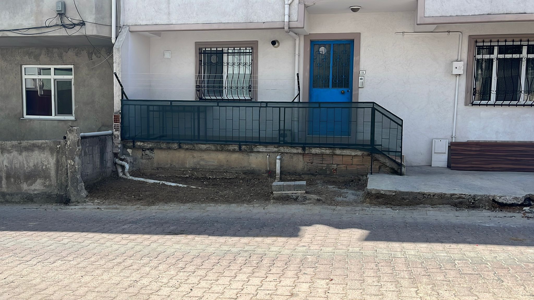 Aracıyla manevra yapamayan kadının yardım istediği şahıs, duvara çarptı-5