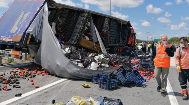 2 TIR Çarpıştı, sebze ve meyveler yola saçıldı