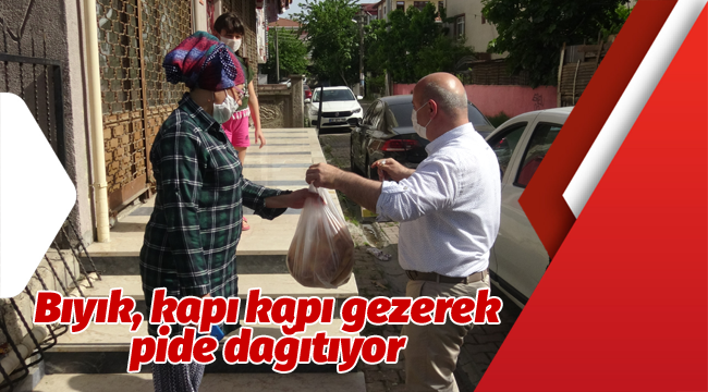 Bıyık, kapı kapı gezerek pide dağıtıyor