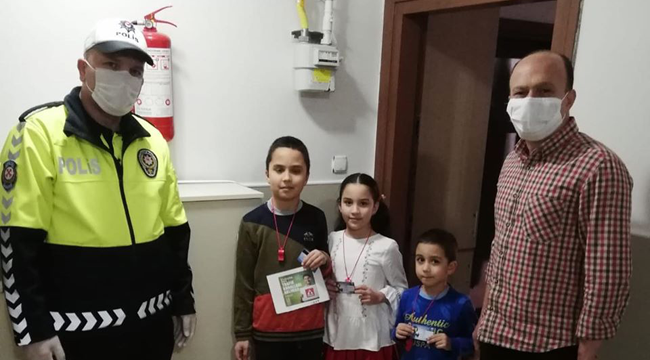 Darıca'da polis ve öğretmenlerden evde kalan çocuklara hediye