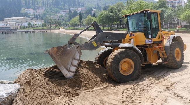 Gölcük ve Karamürsel'de plajlara kum seriliyor