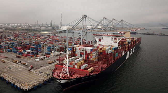 Kocaeli, Türkiye'ye gelen en büyük konteyner gemisini ağırladı