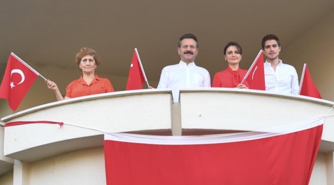 Vali Aksoy ailesiyle balkonundan İstiklal Marşı'nı okudu