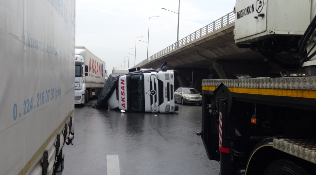 Çikolata yüklü TIR Devrildi