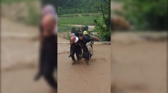 Köpeği ile mahsur kaldı, ekipler sırtında taşıdı