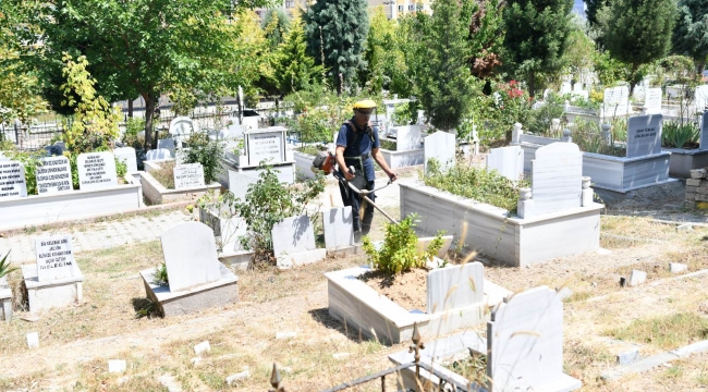 Çayırova'da mezarlıklar bayrama hazır