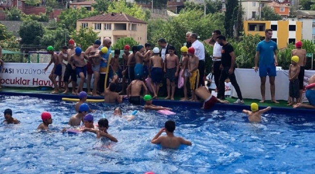 Dilovalı çocukların havuz keyfi