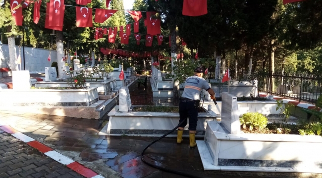 Gebze'de mezarlıklar bayrama hazır