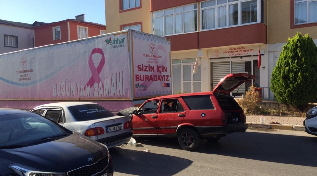 Kanser Taraması yapan TIR'ın altına girdi: 4 yaralı