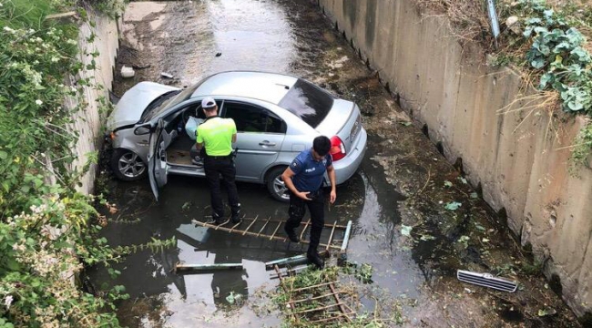 Otomobil dereye uçtu, sürücüsü kaçtı!