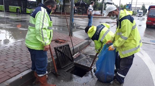 Yoğun yağış sonrası Büyükşehir ekiplerinden anında müdahale