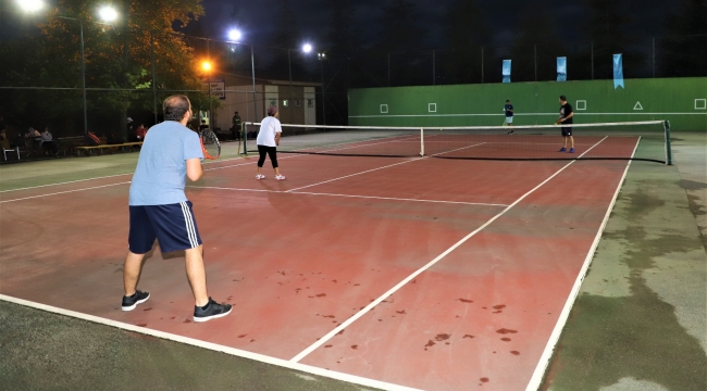 Büyükşehir tenis severleri buluşturdu