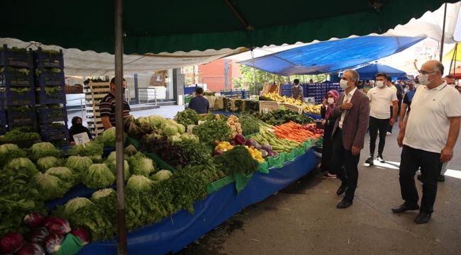 Çiftçi pazarı gezdi, esnafları dinledi