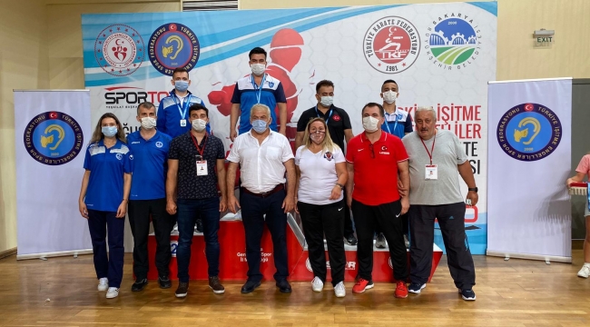 Kocaelili karateciler engel tanımadı
