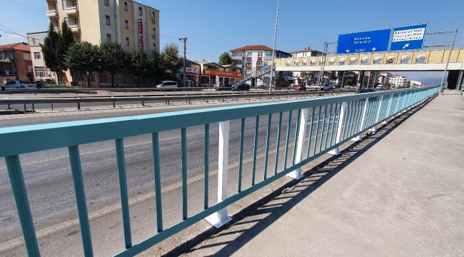Korkuluklar turkuaz ve beyaza boyandı