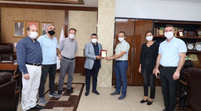 Sağlıkçılardan Başkan Şayir’e teşekkür plaketi
