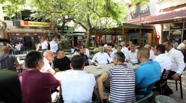 Büyükakın, Çınaraltı'nda vatandaşlarla buluştu