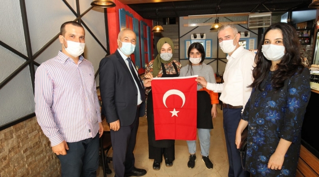 Büyükgöz esnafa Türk Bayrağı hediye etti