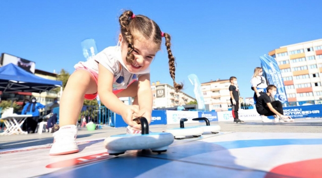 Büyükşehir vatandaşları Floor Curling ile tanıştırdı