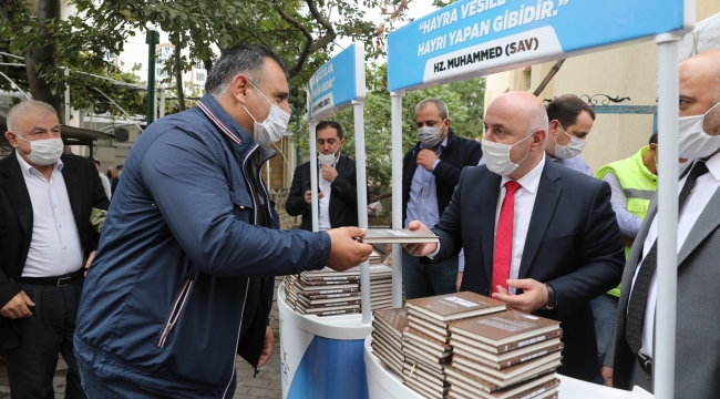  Hz. Muhammed'in hayatını anlatan kitaplar dağıttı