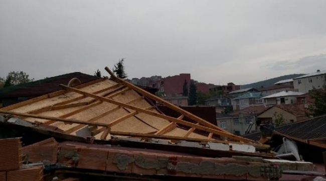 Kocaeli'de şiddetli rüzgarda 3 katlı binanın çatısı uçtu