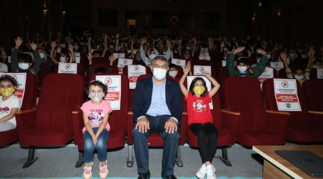 Şayir, çocuklarla tiyatroda buluştu