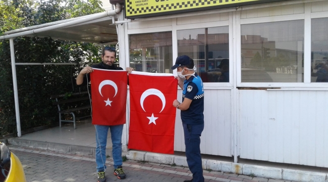 Zabıtalar, işyerlerindeki bayrakları yeniliyor!