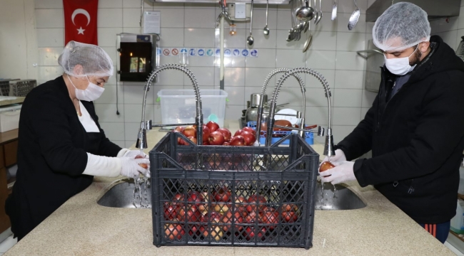 Büyükşehir'den sağlık çalışanlarına meyve desteği