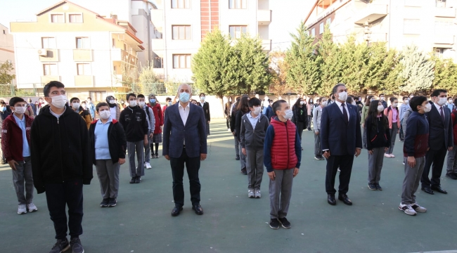 Kaymakam Güler ve Başkan Büyükgöz, Yıldırım Beyazıt'ta bayrak törenine katıldı