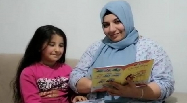 7 yaşındaki kızıyla beraber okuma yazma öğrendi