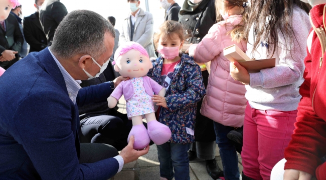 Başkan Büyükakın, Güvercinleri besledi, çocukları sevindirdi