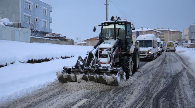 Çayırova'da karla mücadele aralıksız sürüyor