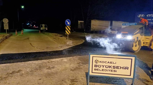 Ekipler, gece yarısı yollarda asfalt yama yapıyor