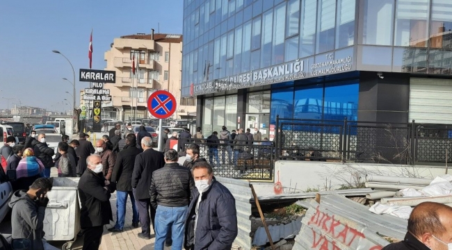 Sokağa çıkma kısıtlamasında vergi dairelerinde yoğunluk yaşandı