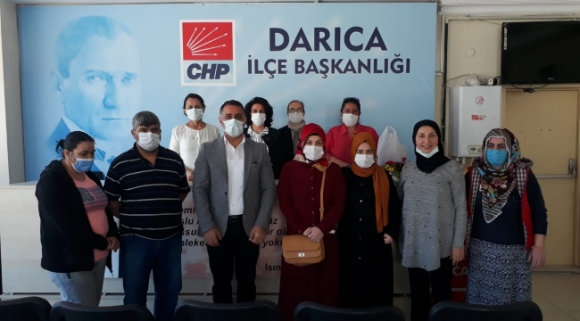 CHP'ye katılan yeni üyelerin rozetleri Başkan Aktaş'tan!