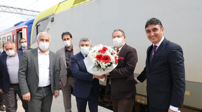 Dilovası'nda ADA Treni çiçeklerle karşılandı
