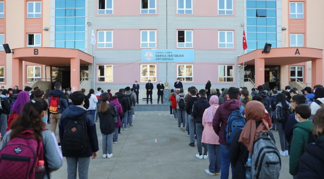 Kara ve Bıyık öğrencileri ilk günlerinde yalnız bırakmadı