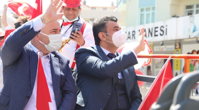 Darıca'daki 23 Nisan coşkusu sokaklara taştı