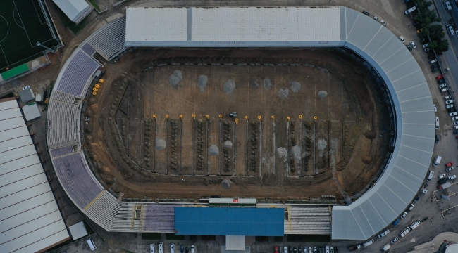 Gebze Stadı'nın zeminine drenaj hattı döşeniyor