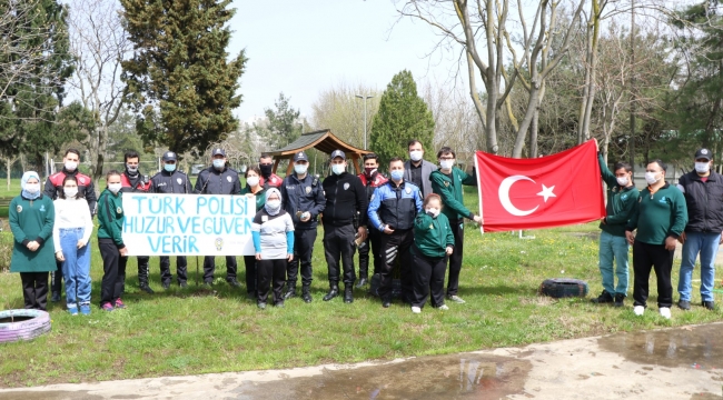 Özel çocuklardan polis abilerine özel kutlama