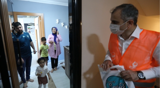45 bin haneye, 45 bin kutu çikolata dağıttılar