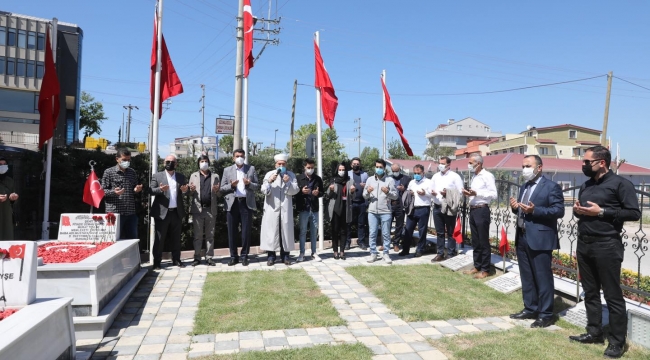 Darıca protokolünden şehitliğe bayram ziyareti